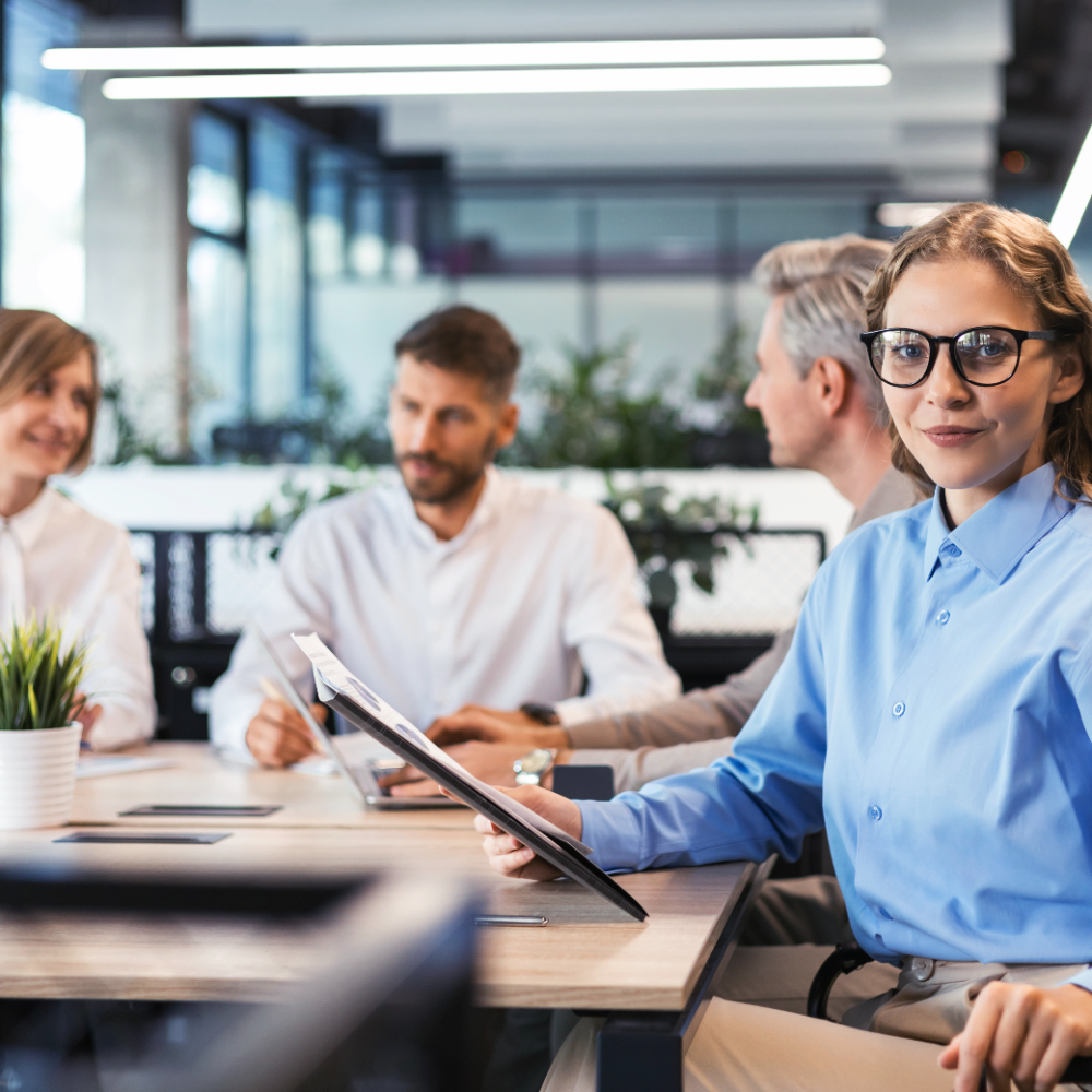Equipo de trabajo en oficina