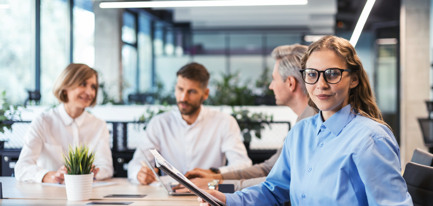 Equipo de trabajo en oficina